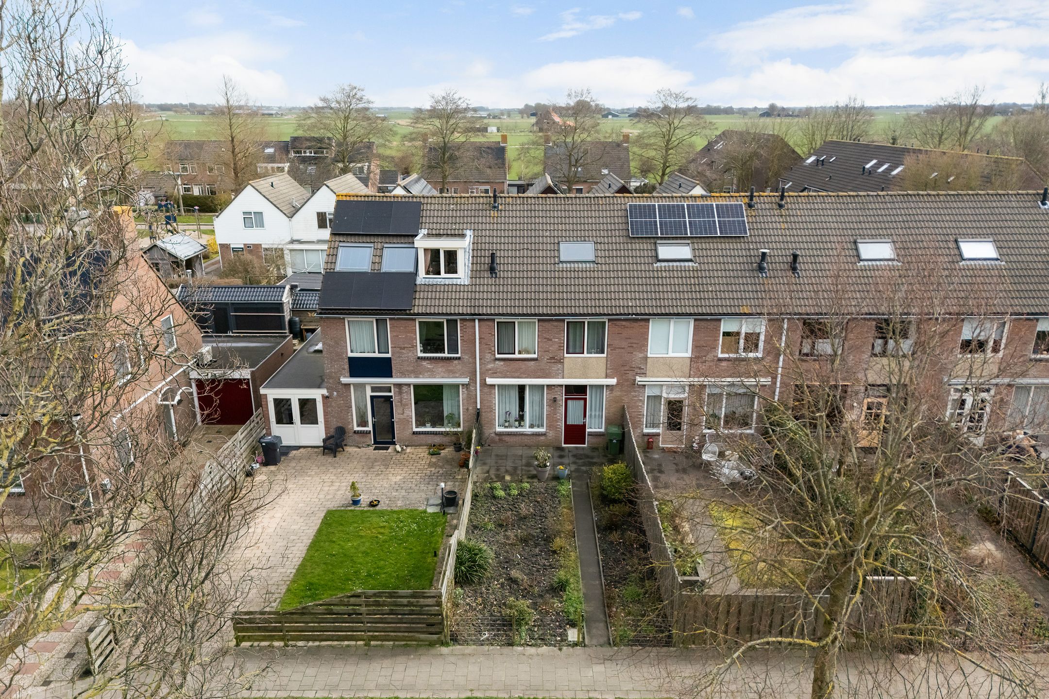 Spacious terraced house with south-west garden and potential for five bedrooms — 40