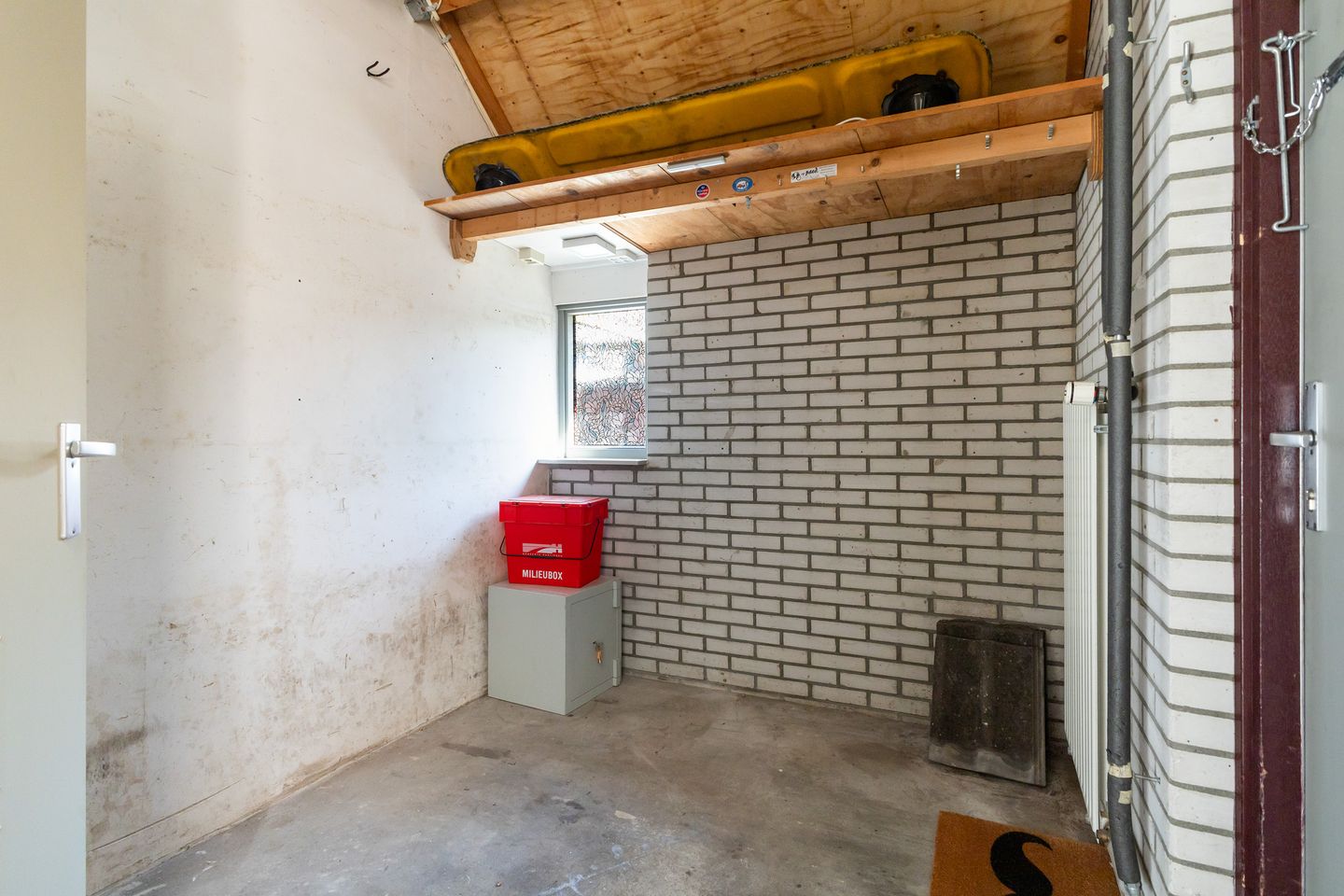 Spacious terraced house with south-west garden and potential for five bedrooms — 38