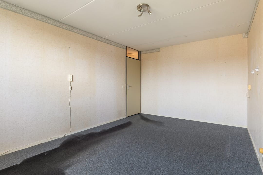 Spacious terraced house with south-west garden and potential for five bedrooms — 26