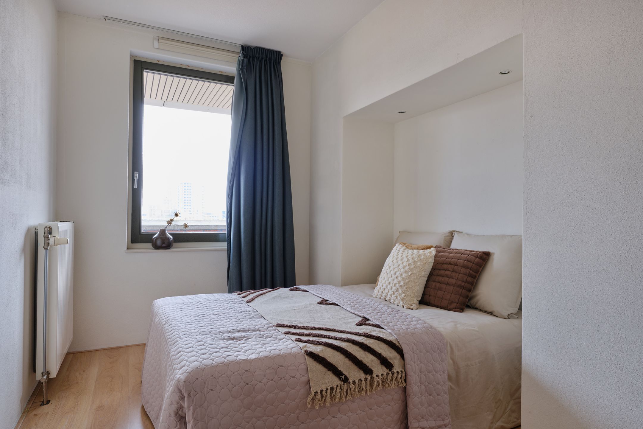 Spacious apartment with harbor view and private parking in Utrecht — 17