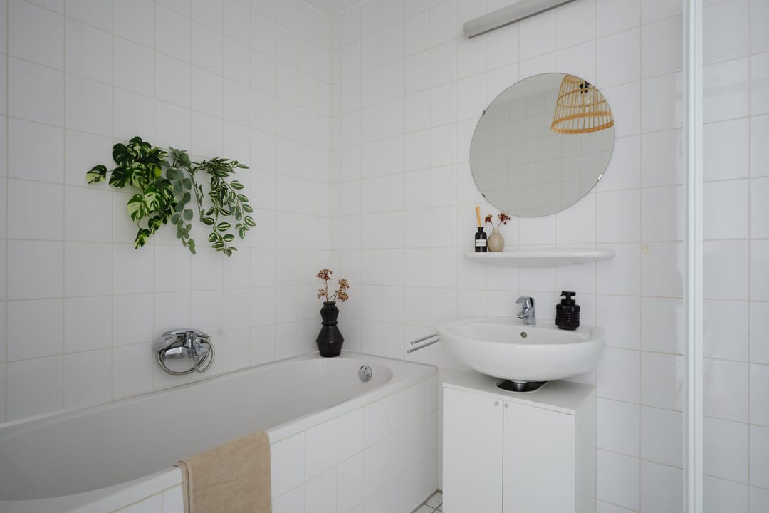 Spacious apartment with harbor view and private parking in Utrecht — 15