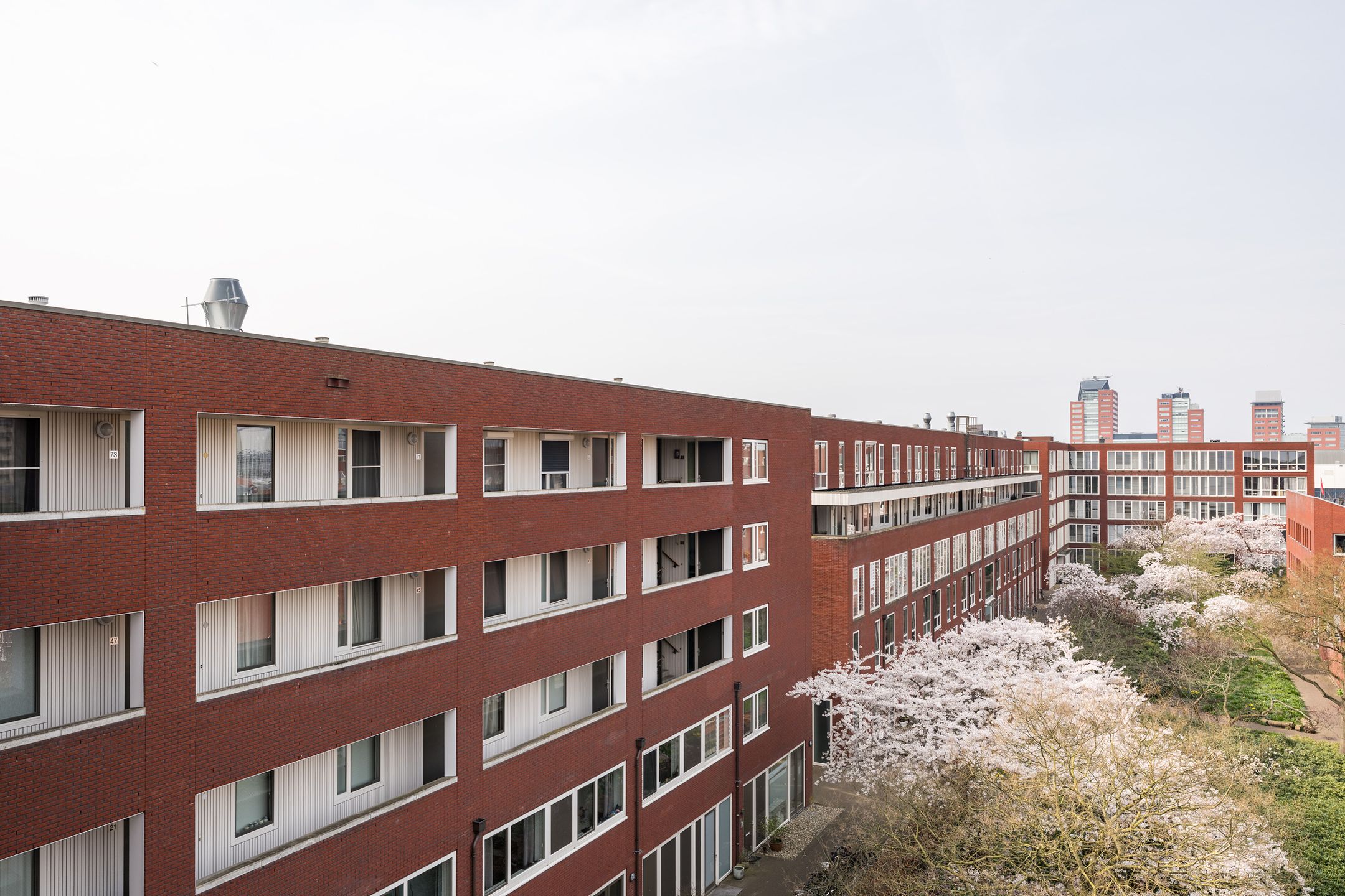 Spacious apartment with harbor view and private parking in Utrecht — 24