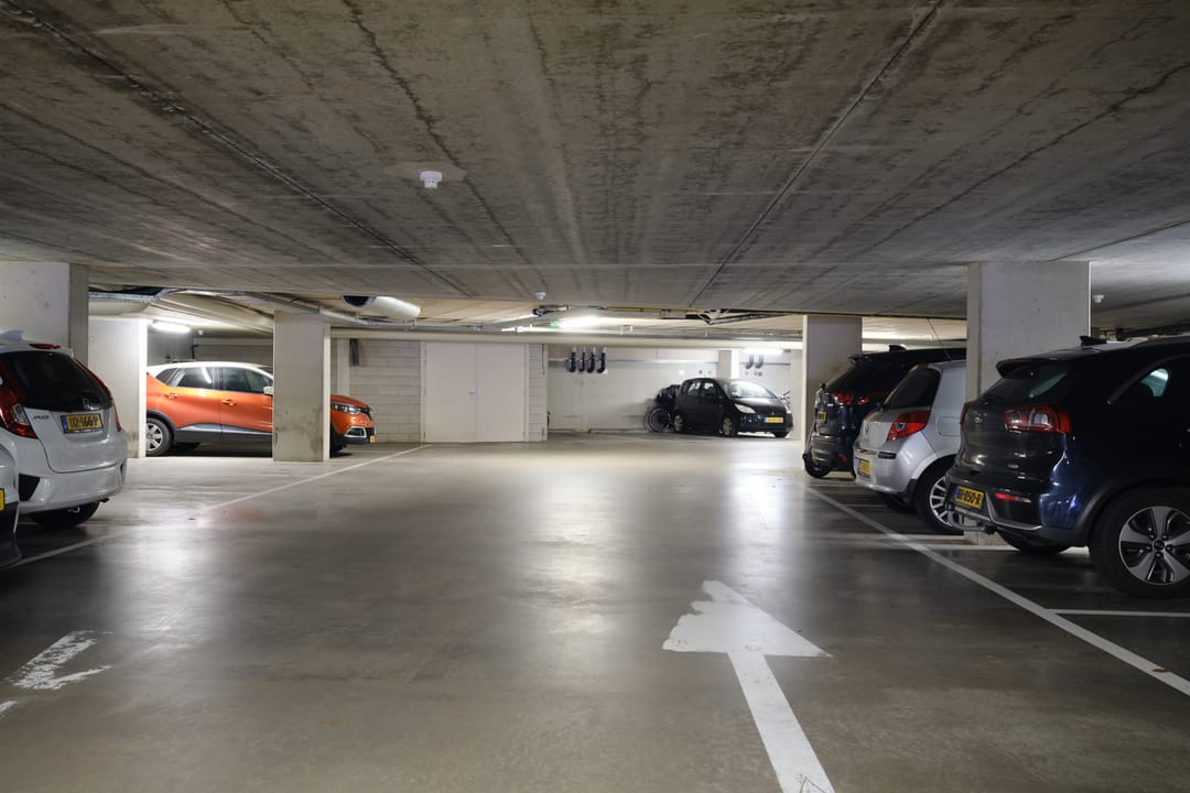 Spacious apartment with harbor view and private parking in Utrecht — 21