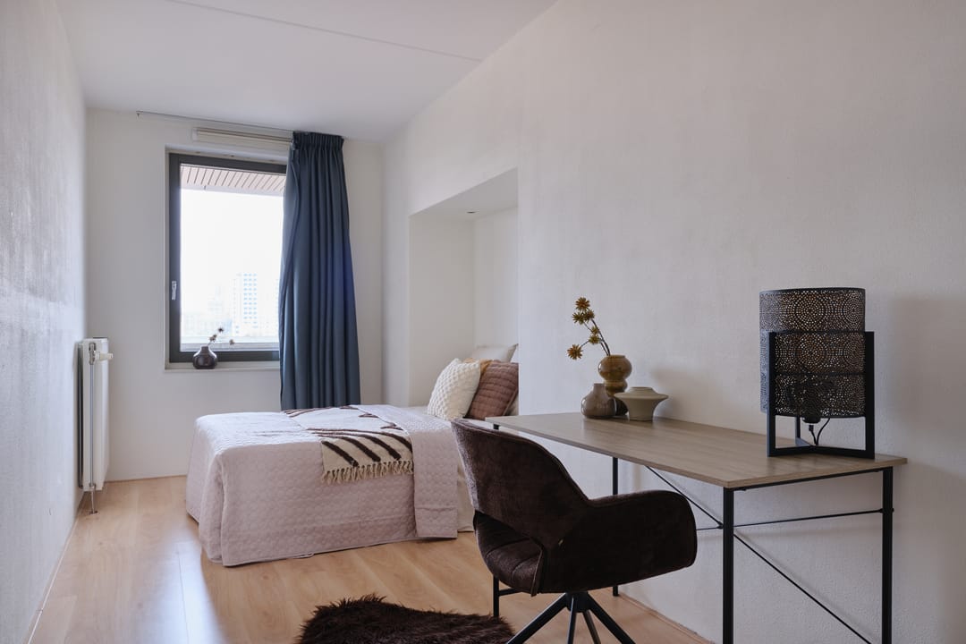 Spacious apartment with harbor view and private parking in Utrecht — 16