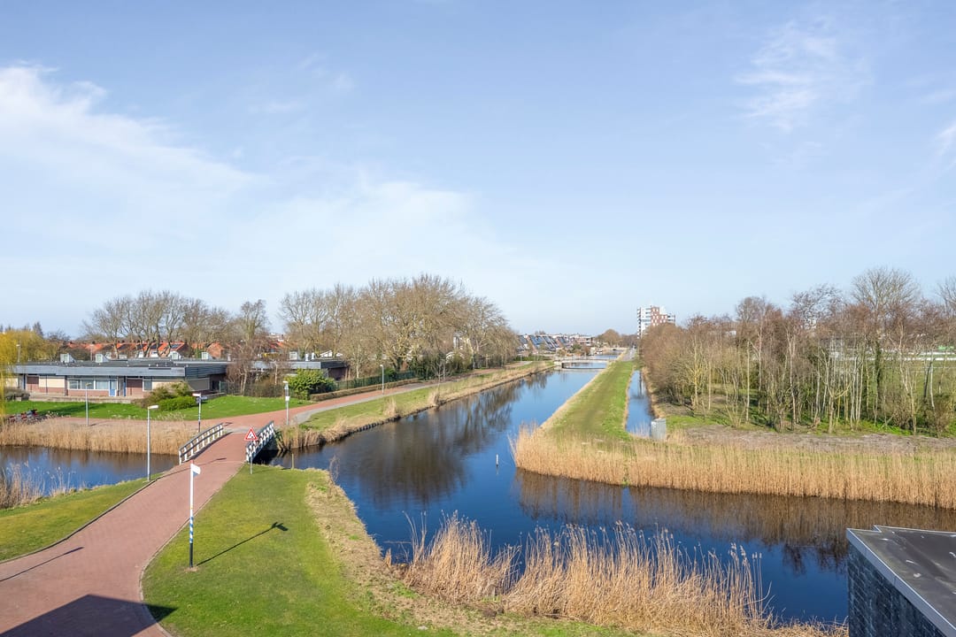 Spacious and Sustainable Family Home with Water Views in Den Helder — 45