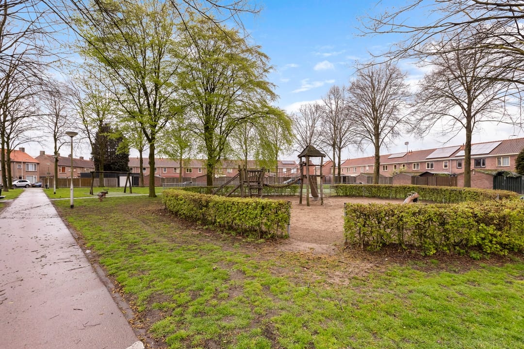 Sustainable family home with 4 bedrooms and sunny south-facing garden in Goirke, Tilburg — 32
