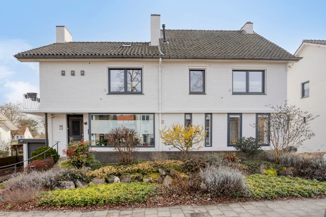 Uitzonderlijke vrijstaande villa met binnenzwembad, lift en potentie voor dubbele bewoning in Maastricht
