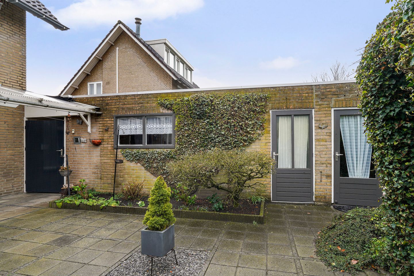 Semi-detached family home with renovation potential in peaceful Liempde — 41