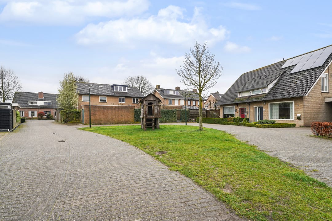 Semi-detached family home with renovation potential in peaceful Liempde — 44