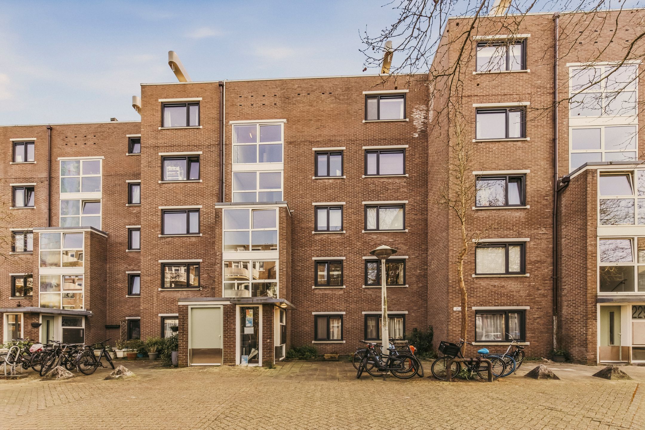 Light Apartment with South-Facing Rooftop Terrace in Amsterdam — 28
