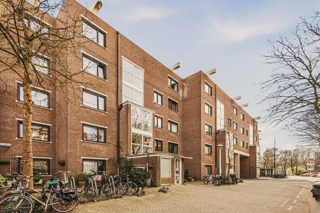 Light Apartment with South-Facing Rooftop Terrace in Amsterdam — 30