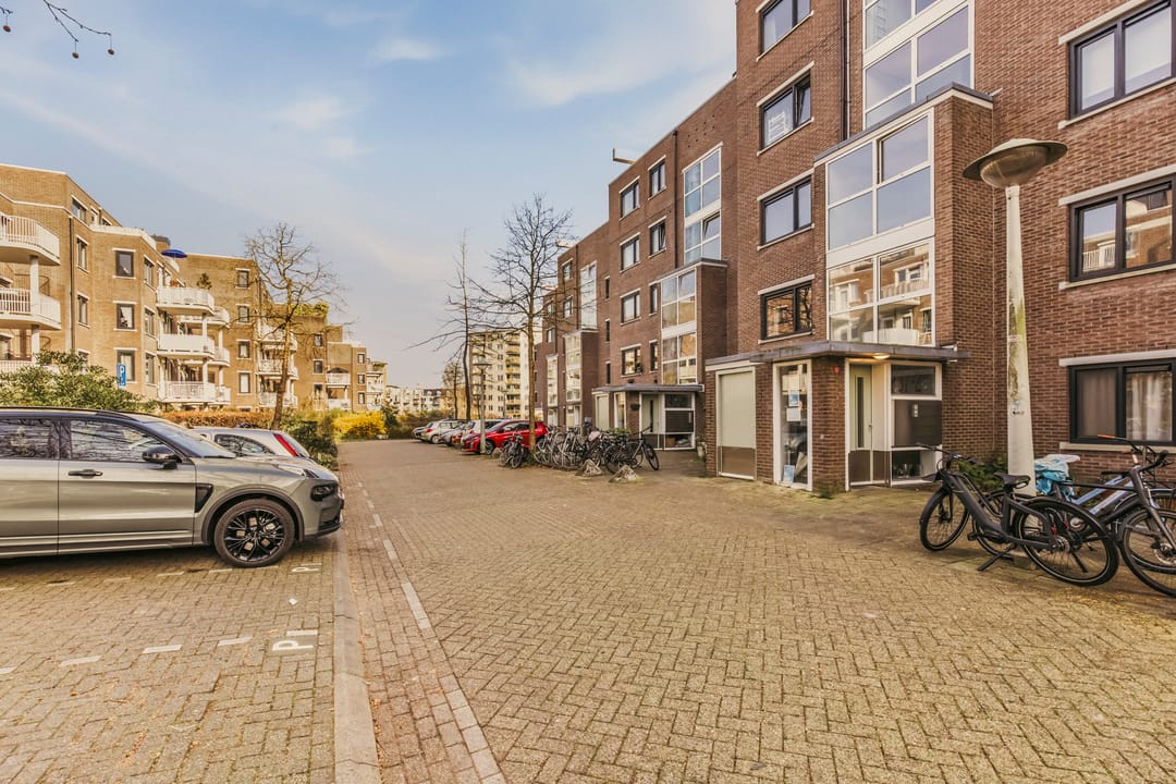Light Apartment with South-Facing Rooftop Terrace in Amsterdam — 29