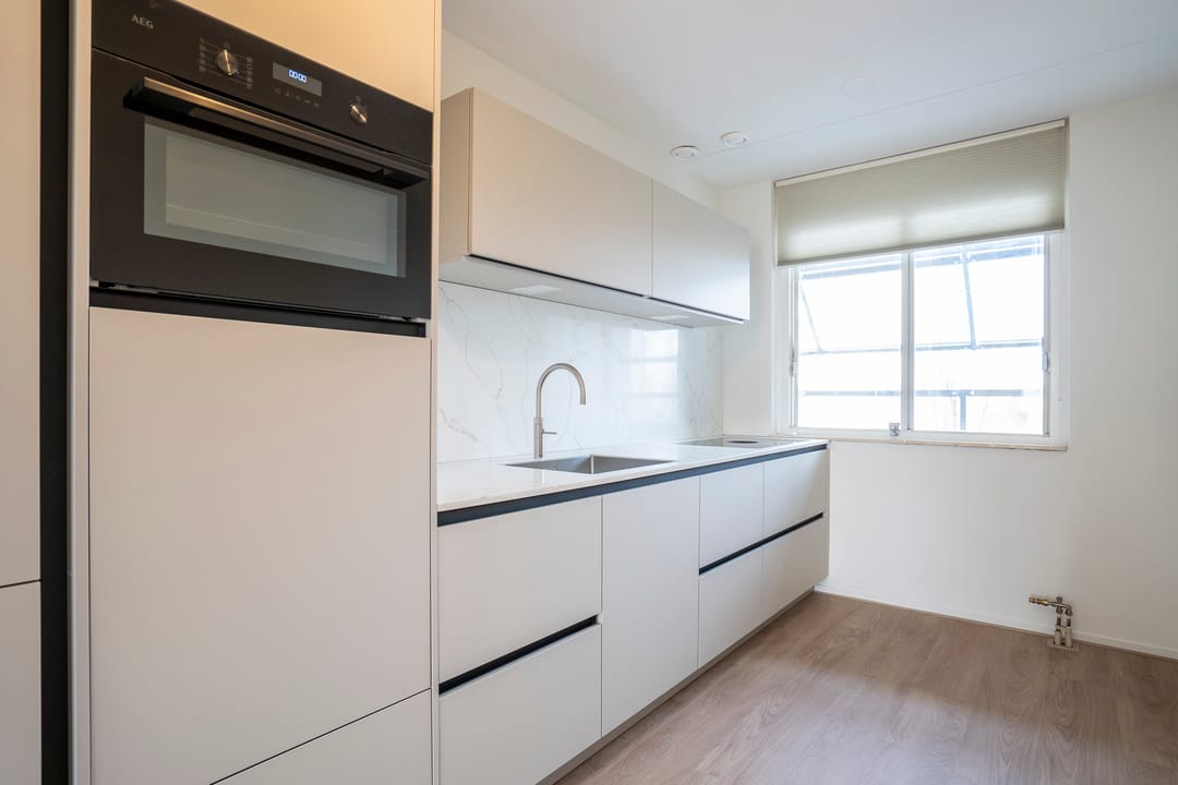 Unique Riverside 4-Room Apartment with River Views — 13