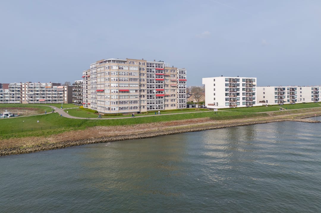 Unique Riverside 4-Room Apartment with River Views — 33