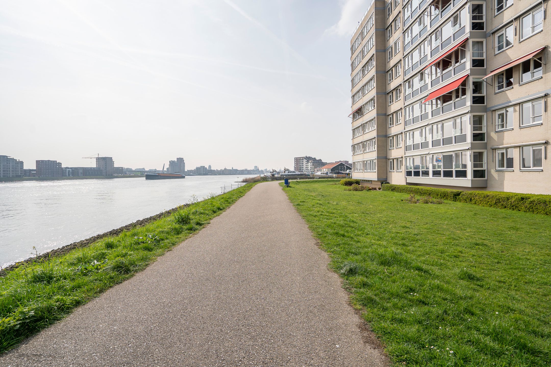 Unique Riverside 4-Room Apartment with River Views — 30