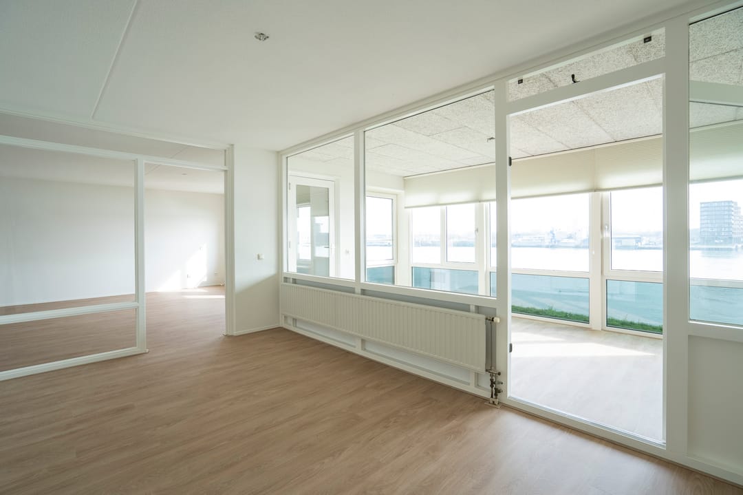 Unique Riverside 4-Room Apartment with River Views — 12