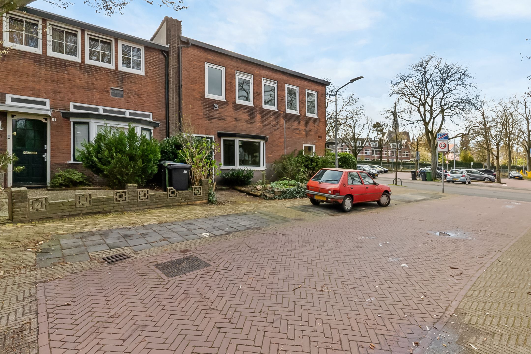 Eye-catching 3-room upper apartment in Geuzenbuurt Hilversum — 17