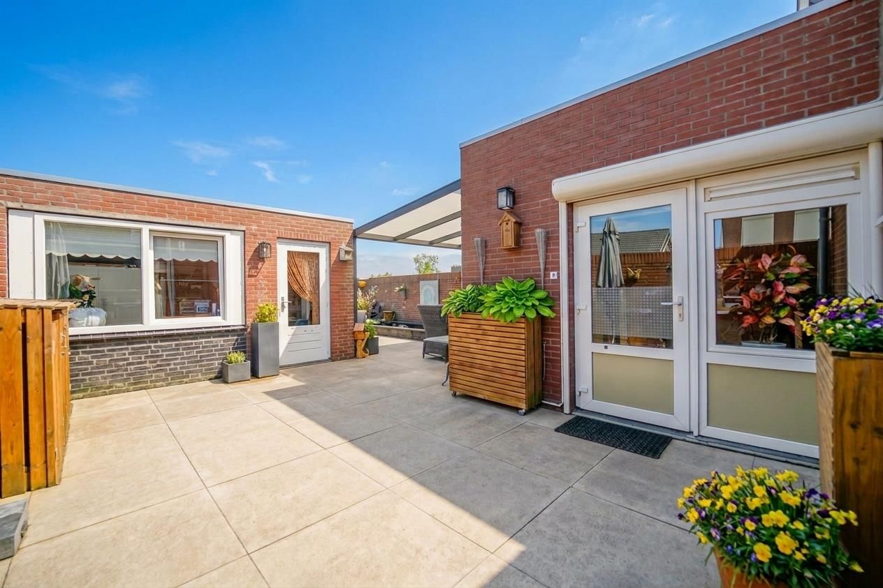 Spacious extended semi-detached home with four bedrooms in St. Willebrord — 32