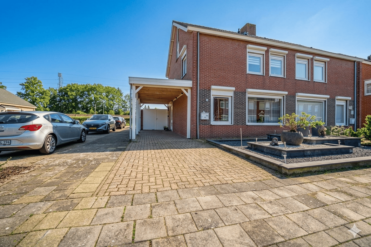 Spacious extended semi-detached home with four bedrooms in St. Willebrord — 43