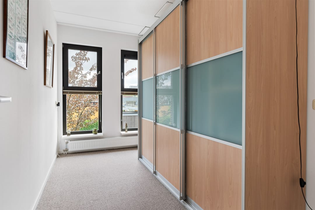 Spacious Semi-Detached Home with Garage and Roof Terrace — 22