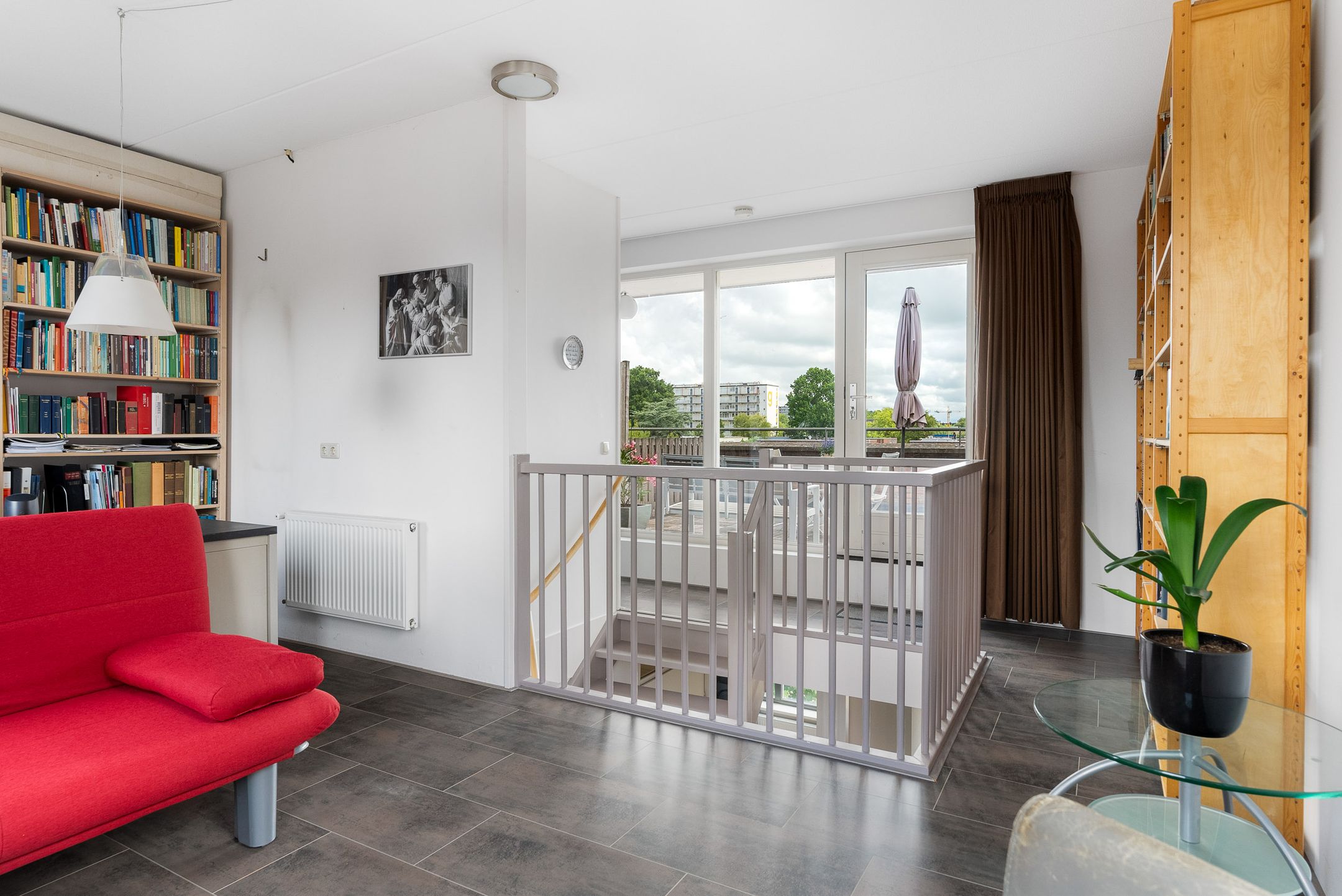 Spacious Semi-Detached Home with Garage and Roof Terrace — 26