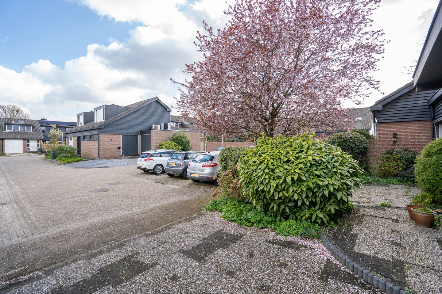 Spacious Semi-Detached Bungalow with Five Bedrooms and Garage in Child-Friendly Neighborhood — 39
