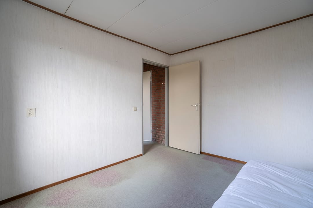 Spacious Semi-Detached Bungalow with Five Bedrooms and Garage in Child-Friendly Neighborhood — 25