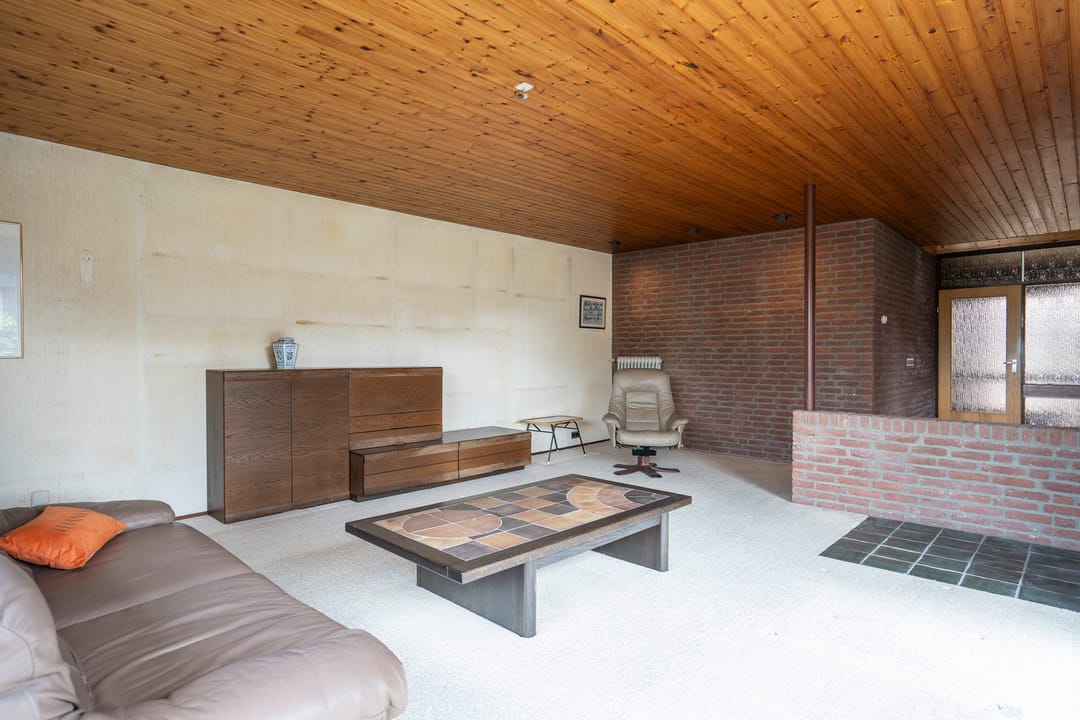 Spacious Semi-Detached Bungalow with Five Bedrooms and Garage in Child-Friendly Neighborhood — 13