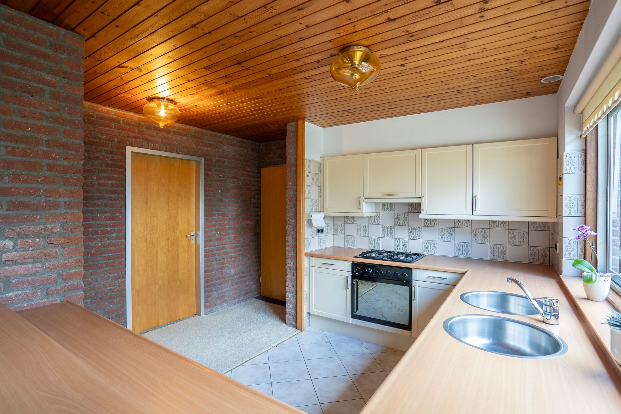 Spacious Semi-Detached Bungalow with Five Bedrooms and Garage in Child-Friendly Neighborhood — 15