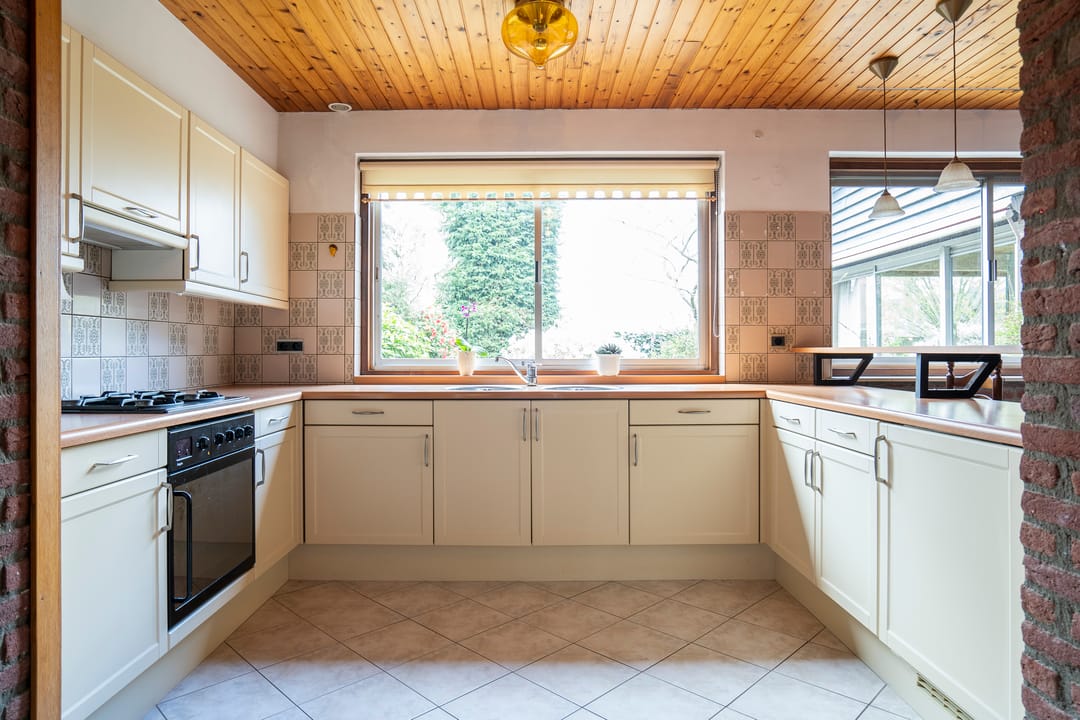 Spacious Semi-Detached Bungalow with Five Bedrooms and Garage in Child-Friendly Neighborhood — 16