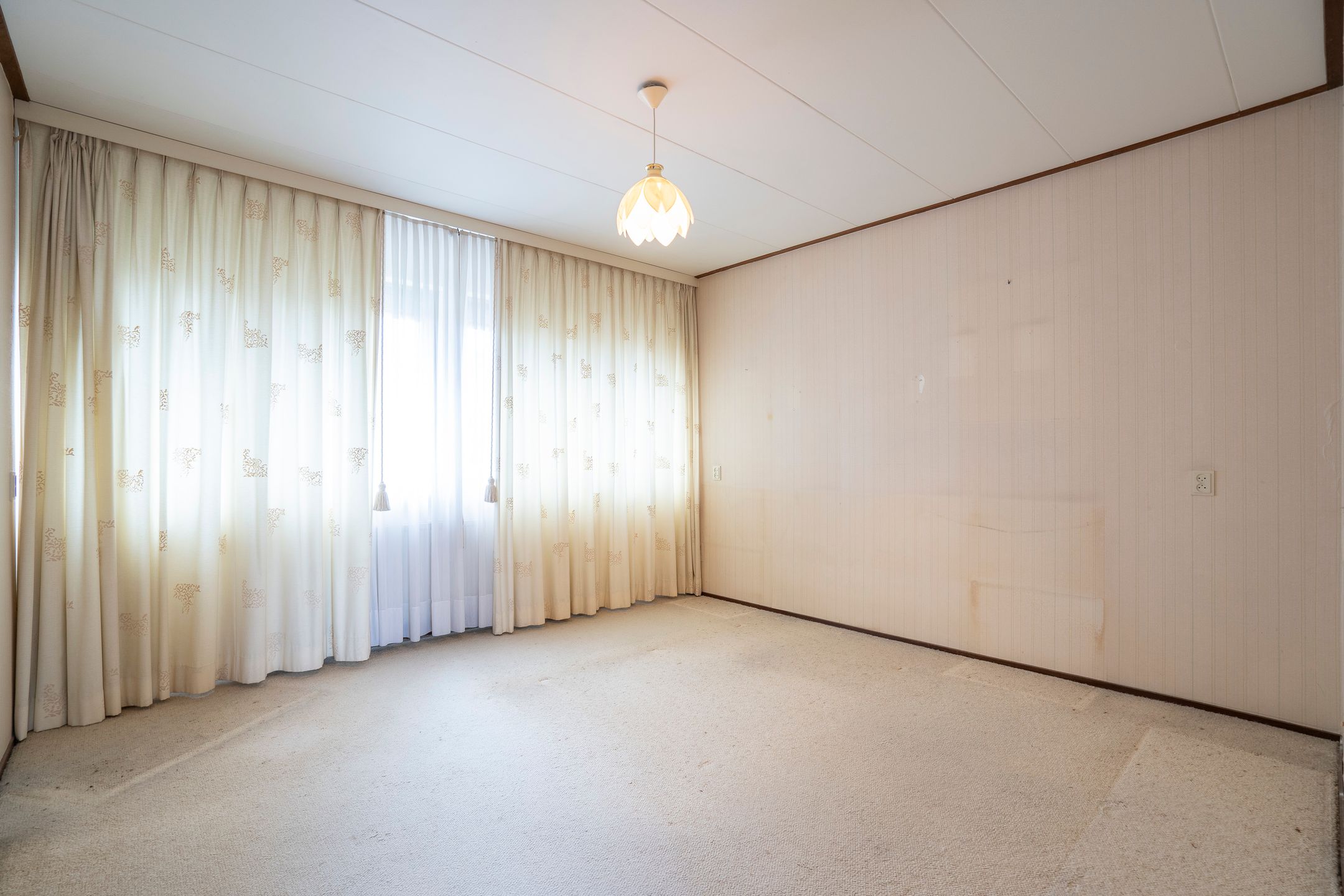 Spacious Semi-Detached Bungalow with Five Bedrooms and Garage in Child-Friendly Neighborhood — 18