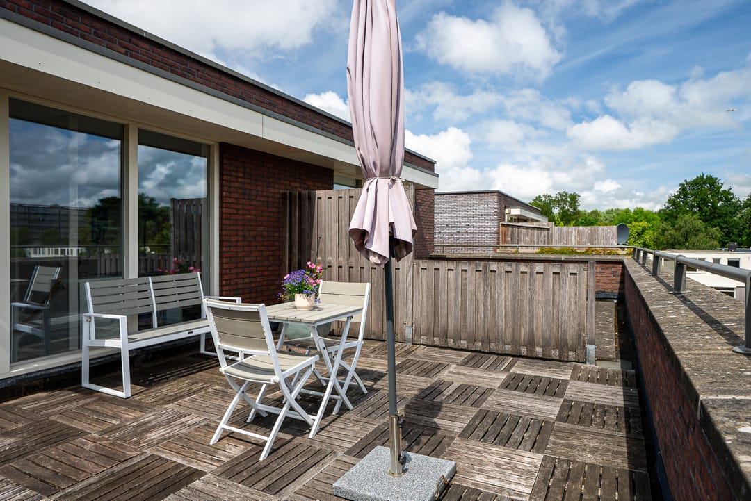 Spacious Semi-Detached Home with Garage and Roof Terrace — 27