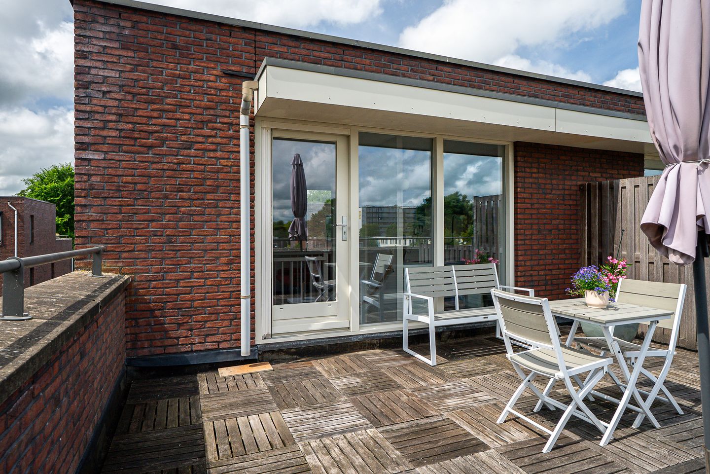 Spacious Semi-Detached Home with Garage and Roof Terrace — 28