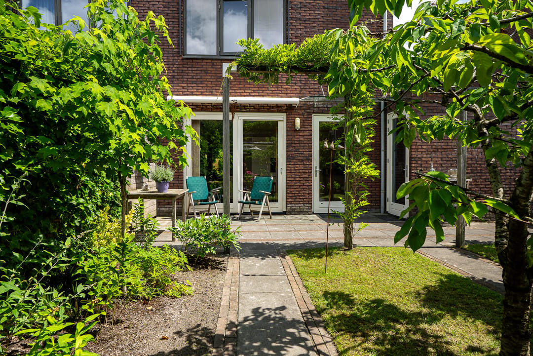 Spacious Semi-Detached Home with Garage and Roof Terrace — 31