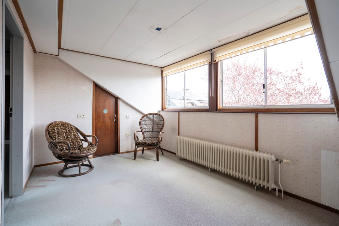 Spacious Semi-Detached Bungalow with Five Bedrooms and Garage in Child-Friendly Neighborhood — 22