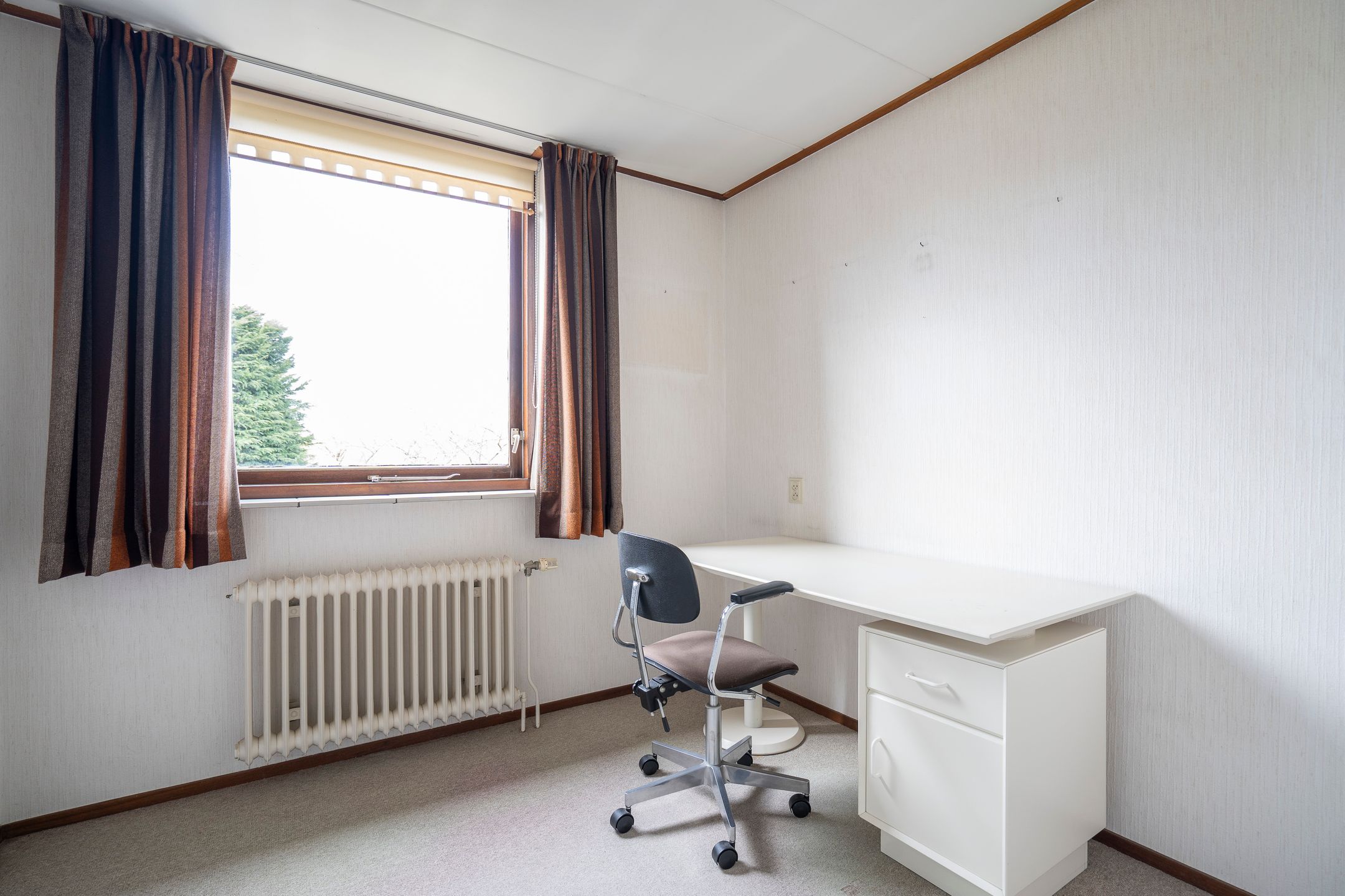 Spacious Semi-Detached Bungalow with Five Bedrooms and Garage in Child-Friendly Neighborhood — 26