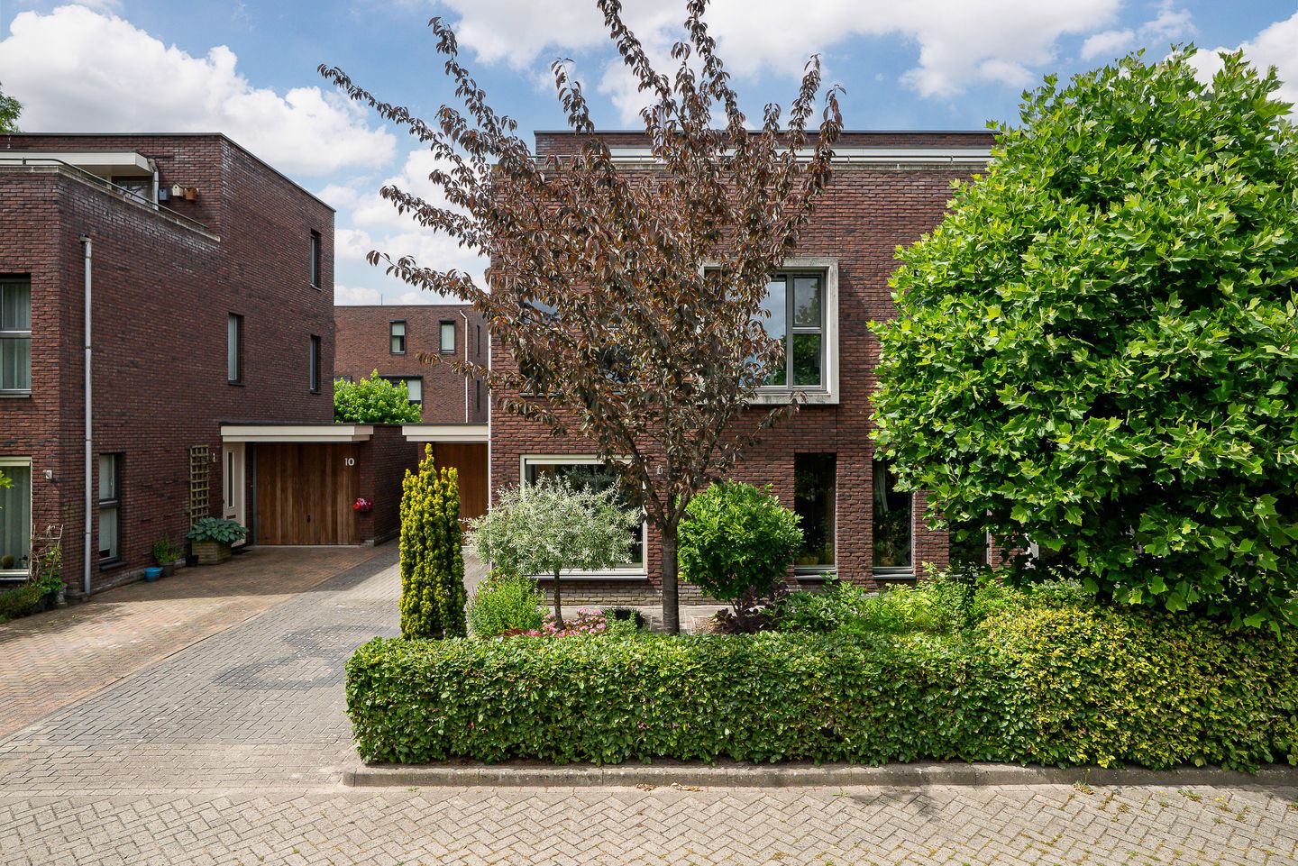 Spacious Semi-Detached Home with Garage and Roof Terrace — 33