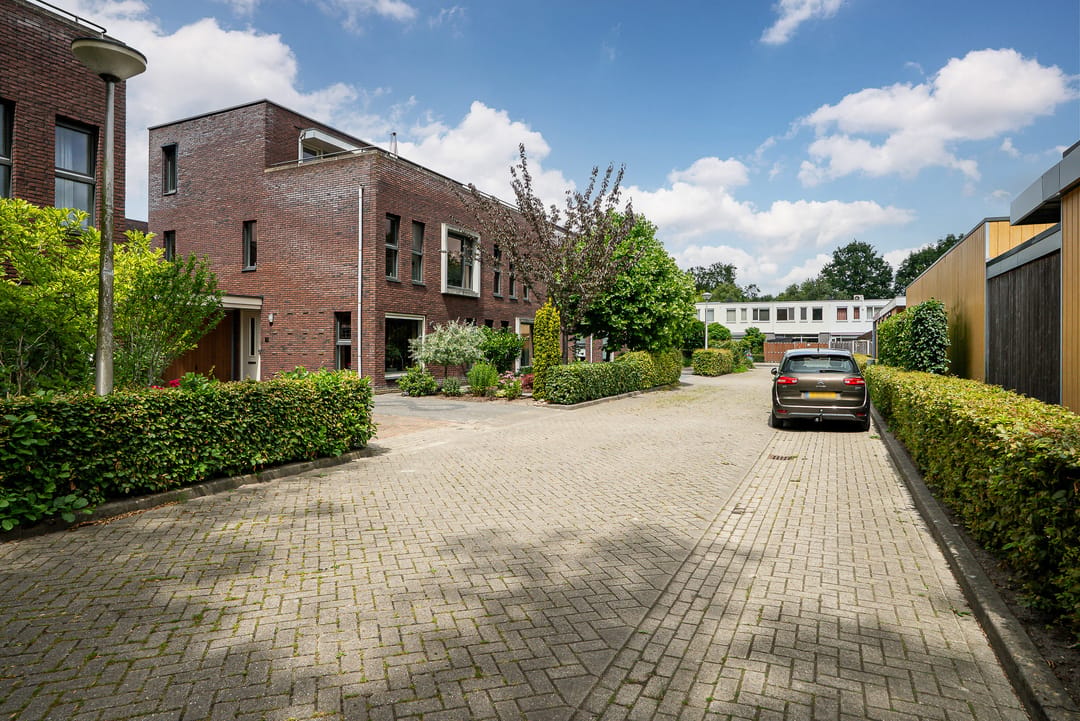 Spacious Semi-Detached Home with Garage and Roof Terrace — 37