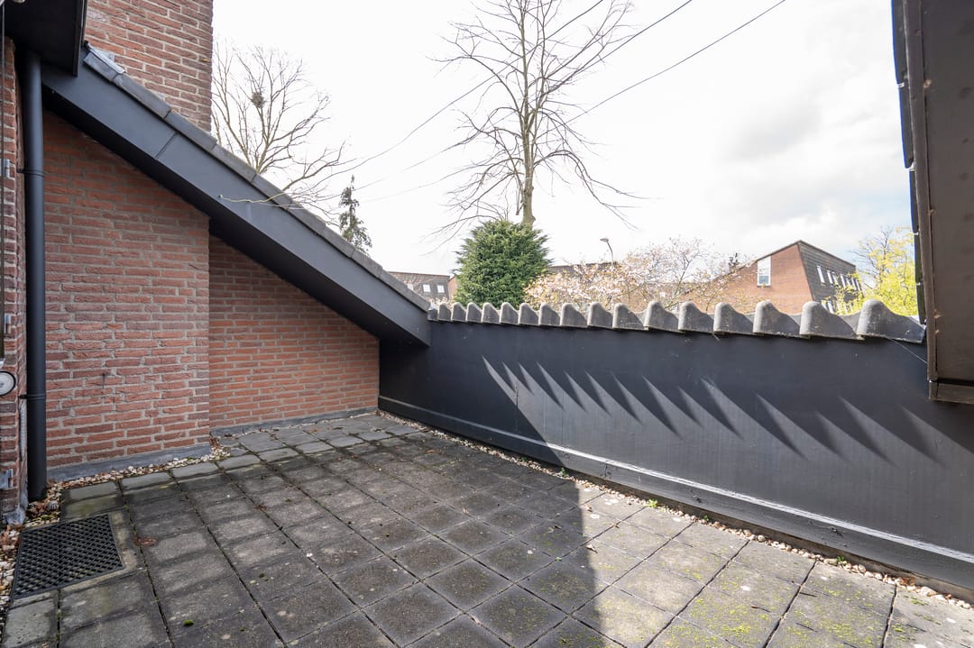Spacious Semi-Detached Bungalow with Five Bedrooms and Garage in Child-Friendly Neighborhood — 31