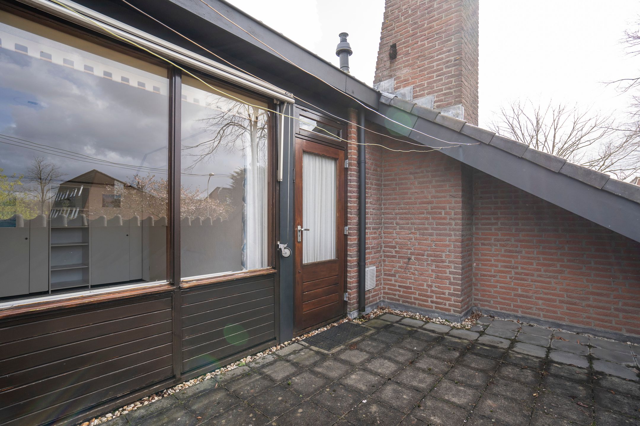 Spacious Semi-Detached Bungalow with Five Bedrooms and Garage in Child-Friendly Neighborhood — 32