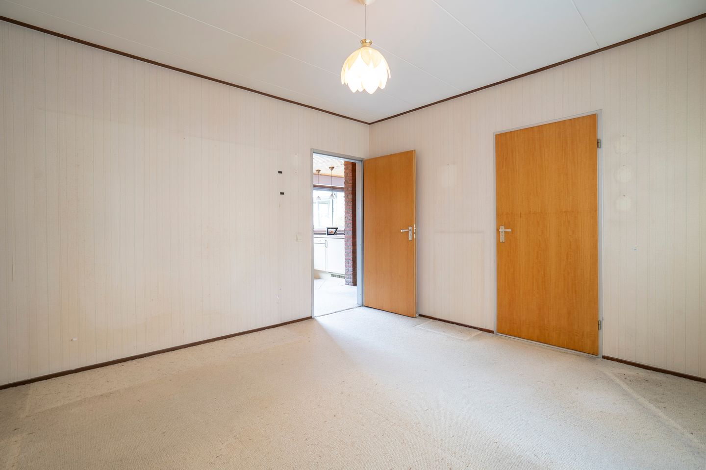 Spacious Semi-Detached Bungalow with Five Bedrooms and Garage in Child-Friendly Neighborhood — 19