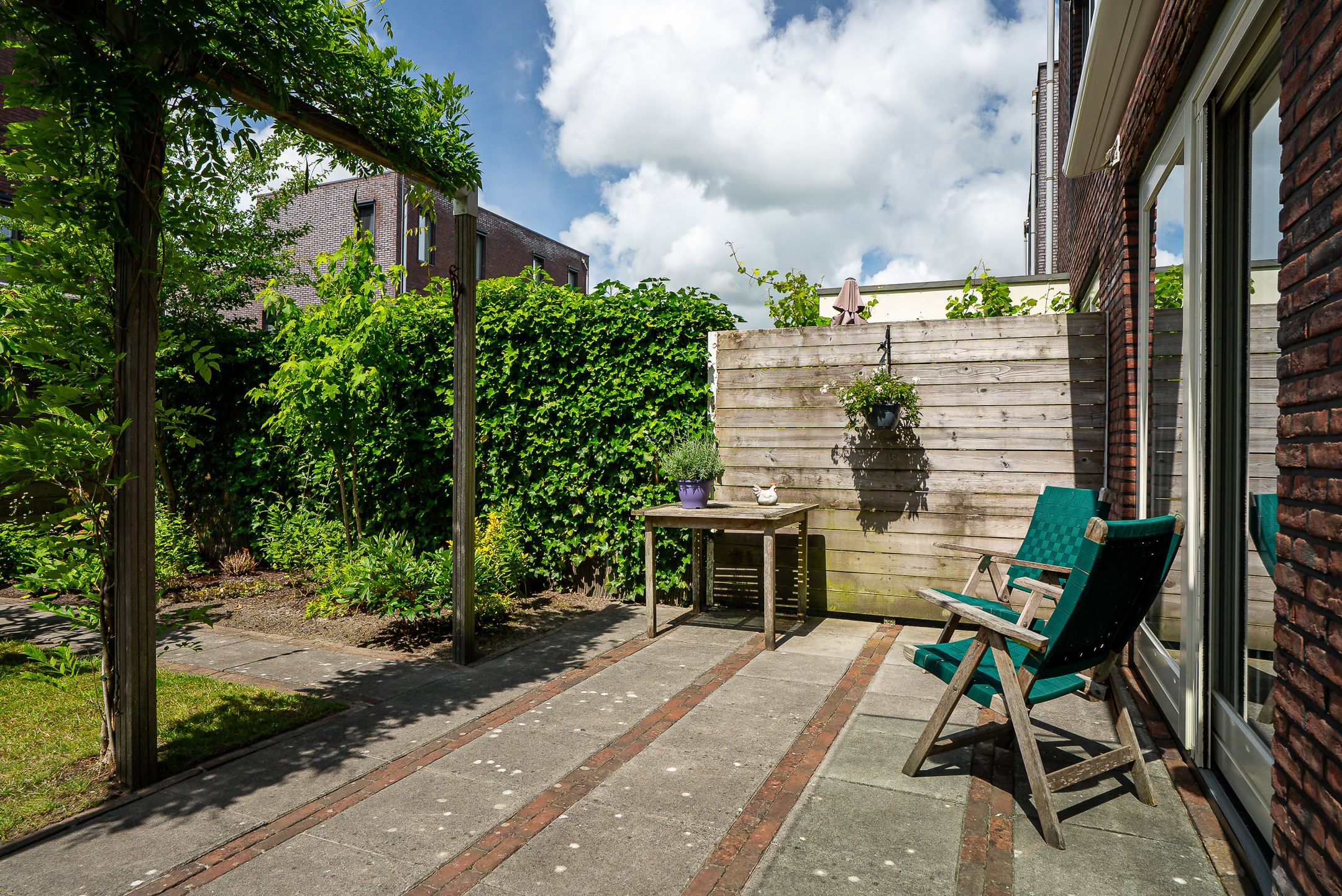 Spacious Semi-Detached Home with Garage and Roof Terrace — 32