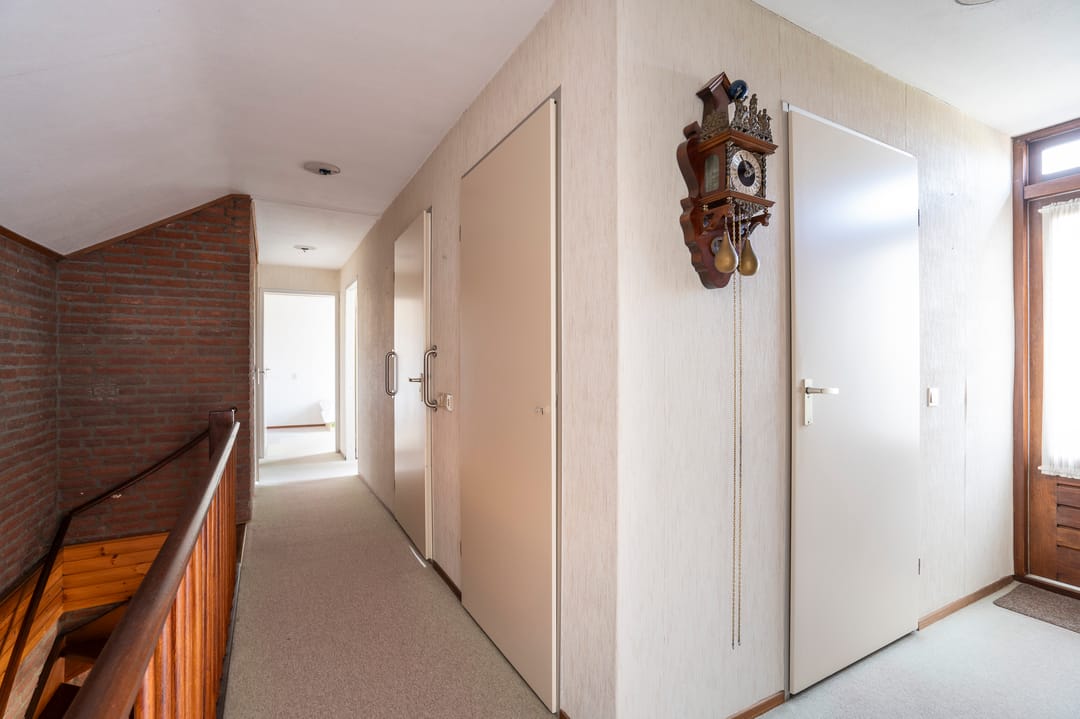 Spacious Semi-Detached Bungalow with Five Bedrooms and Garage in Child-Friendly Neighborhood — 21