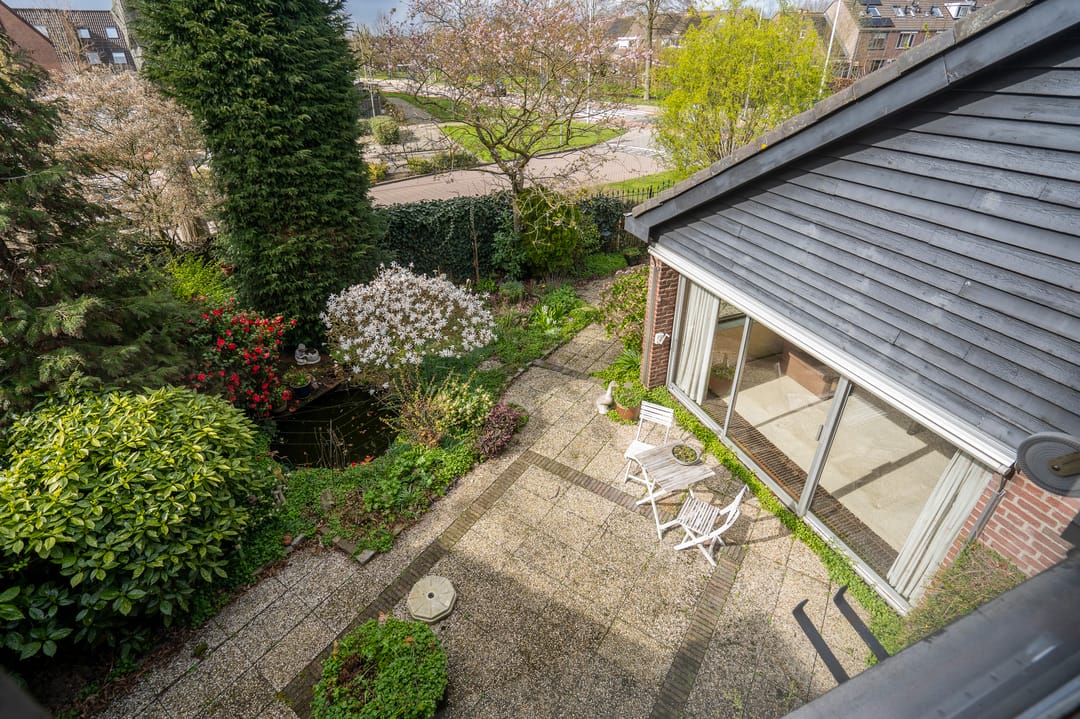 Spacious Semi-Detached Bungalow with Five Bedrooms and Garage in Child-Friendly Neighborhood — 27