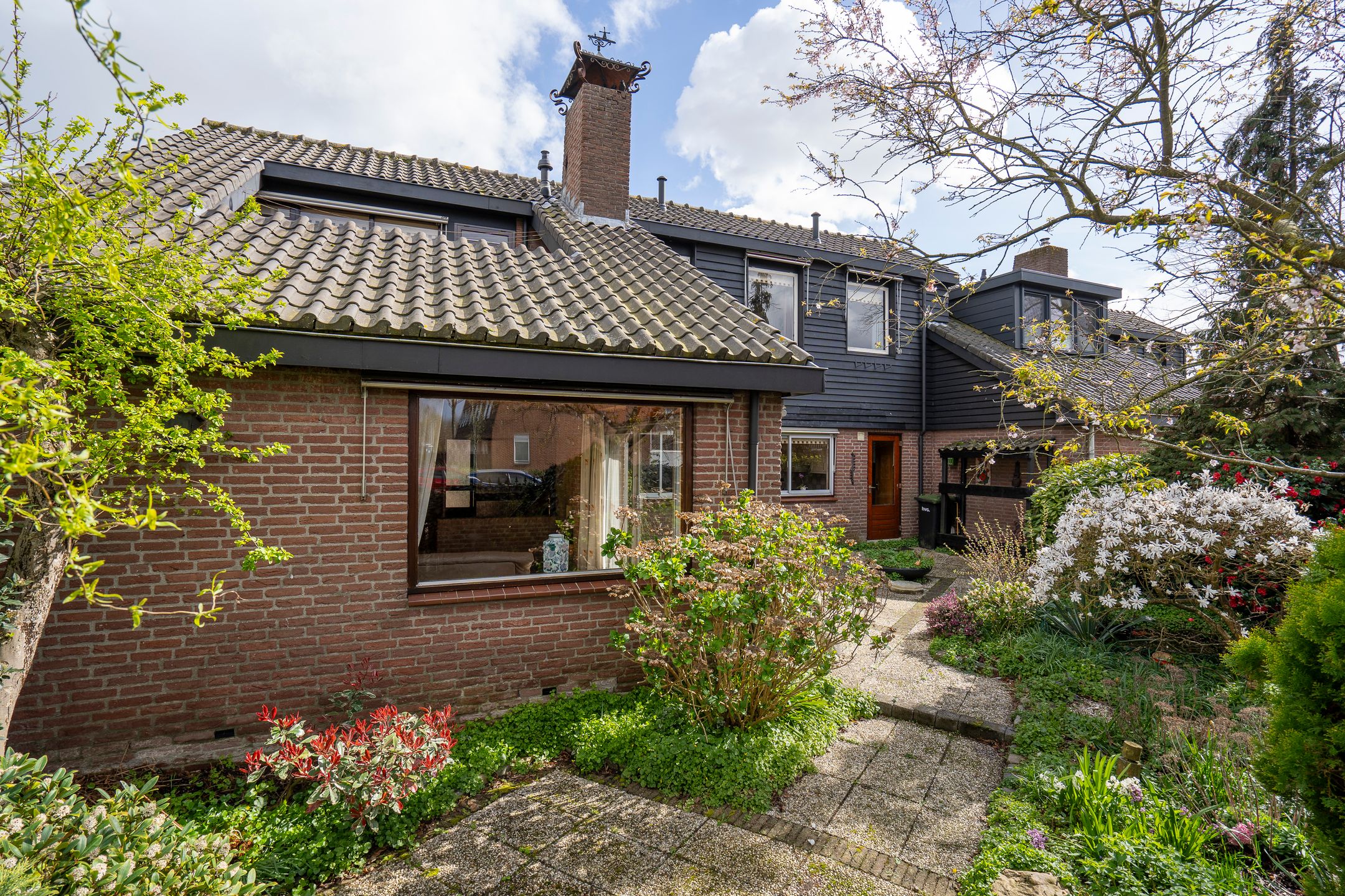 Spacious Semi-Detached Bungalow with Five Bedrooms and Garage in Child-Friendly Neighborhood — 38