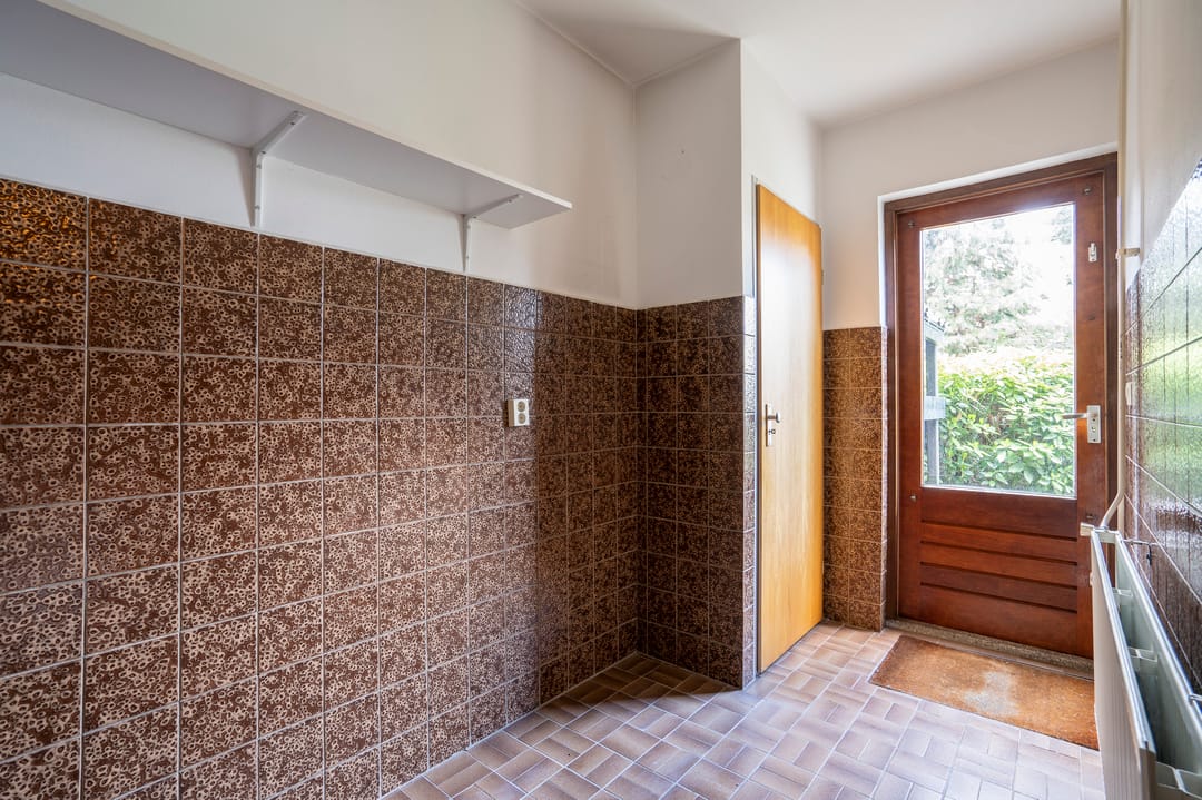 Spacious Semi-Detached Bungalow with Five Bedrooms and Garage in Child-Friendly Neighborhood — 17