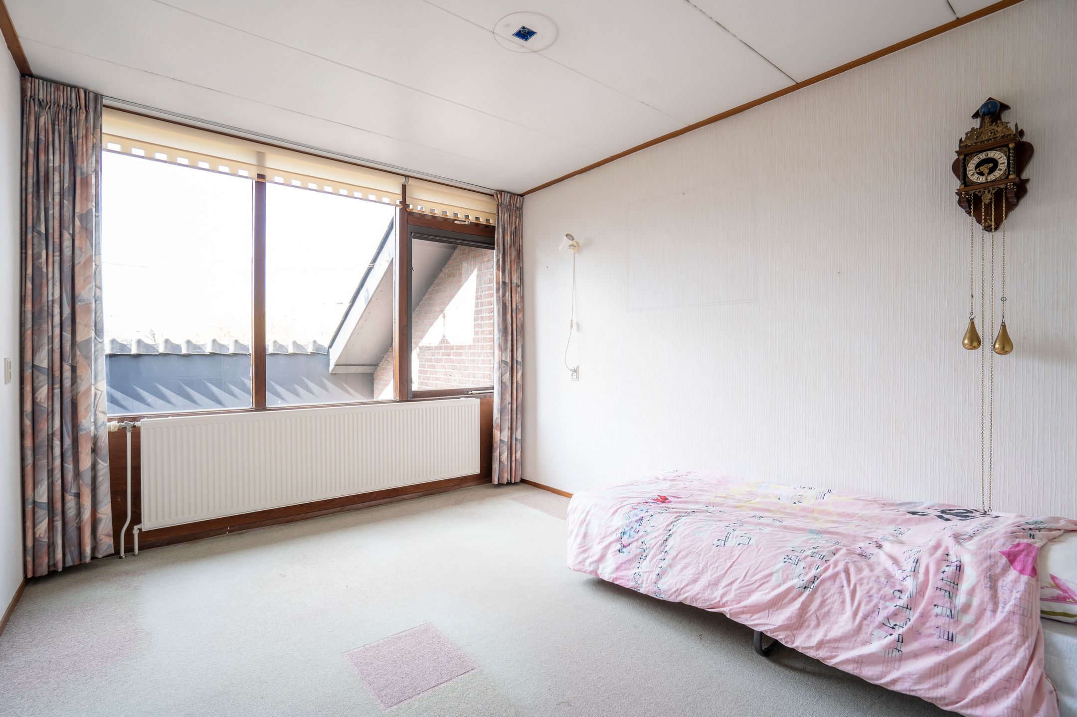 Spacious Semi-Detached Bungalow with Five Bedrooms and Garage in Child-Friendly Neighborhood — 29