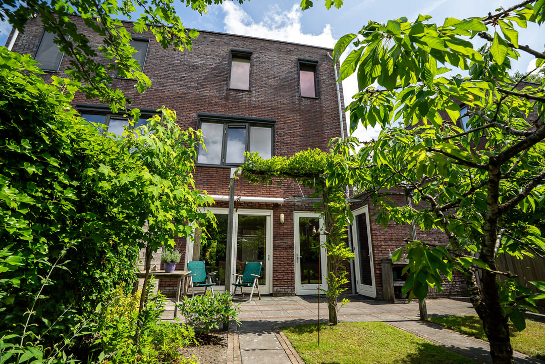 Spacious Semi-Detached Home with Garage and Roof Terrace — 30