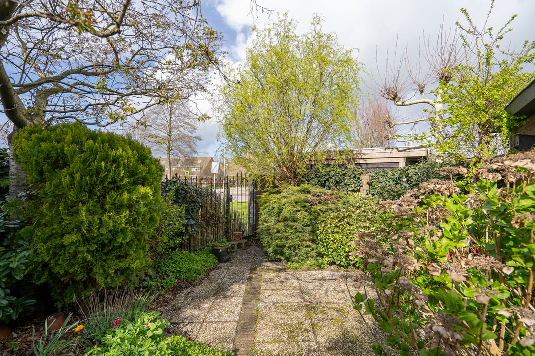 Spacious Semi-Detached Bungalow with Five Bedrooms and Garage in Child-Friendly Neighborhood — 37