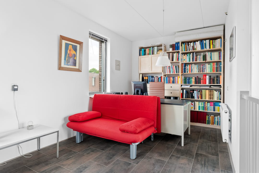 Spacious Semi-Detached Home with Garage and Roof Terrace — 25